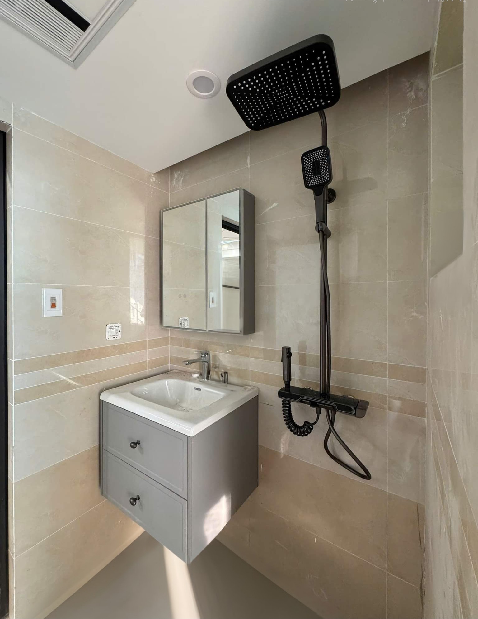 Nhà mình cho thuê nhà lô góc, mới, Mai Hắc Đế; vỉa hè 112m2* 5T- 46 Tr - Ảnh 2